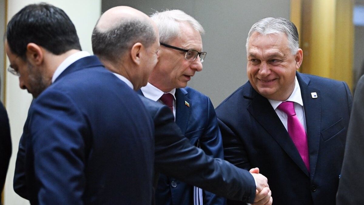 Charles Michel i Viktor Orbán durant la cimera dels líders de la UE
