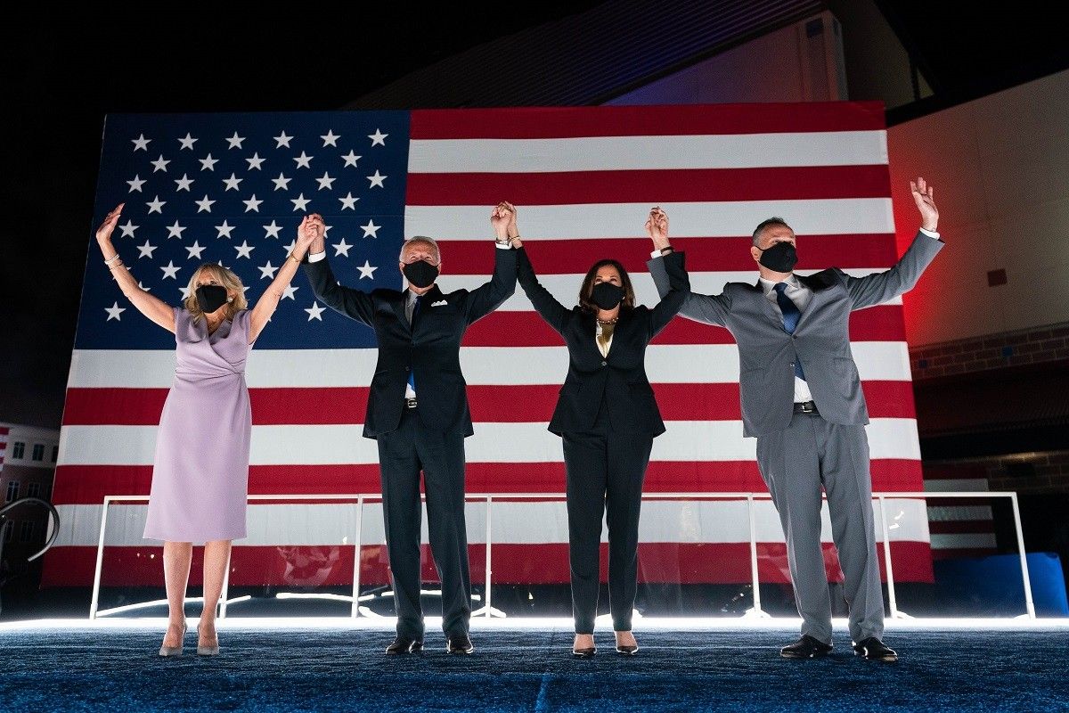 Joe Biden i Kamala Harris, amb les seves parelles, al final de la convenció demòcrata.