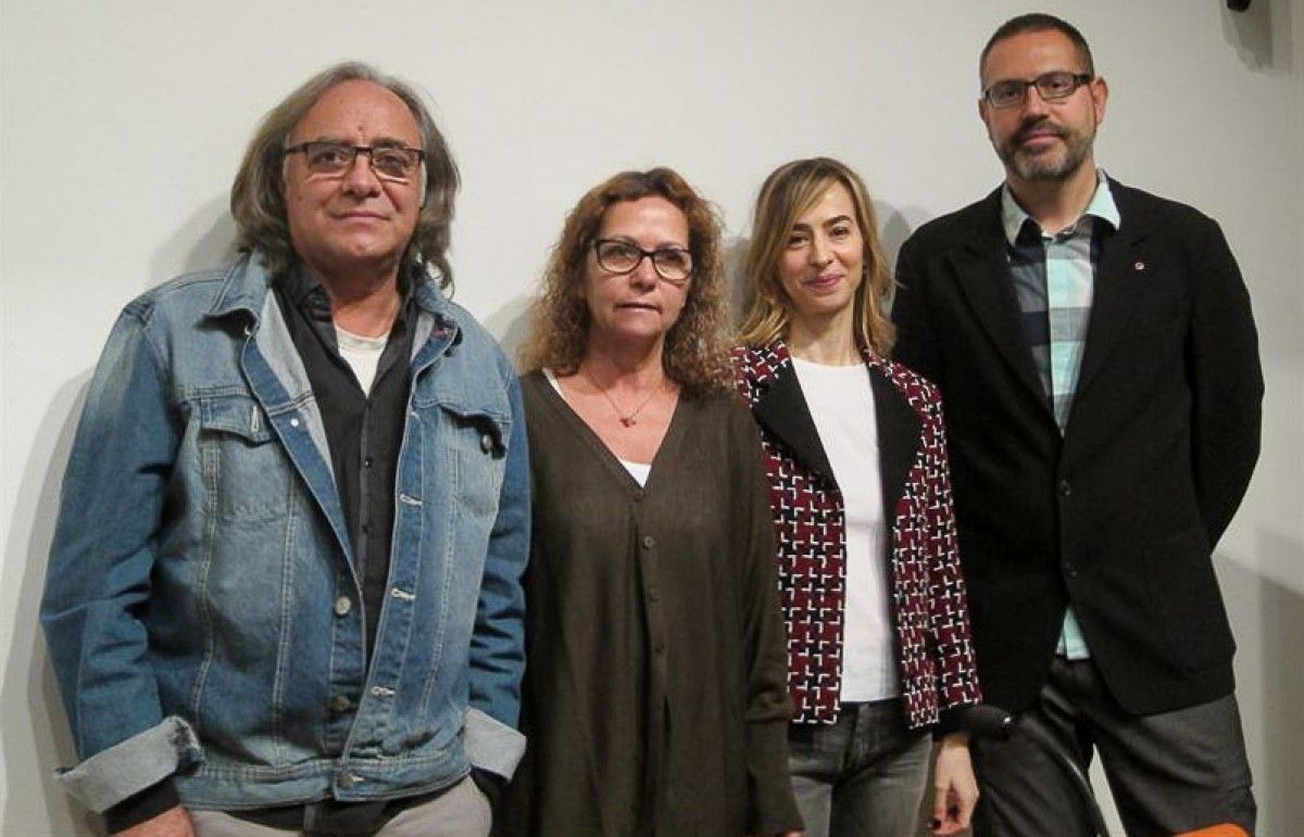 Eduard Sanahuja, amb els organitzadors de Barcelona Poesia