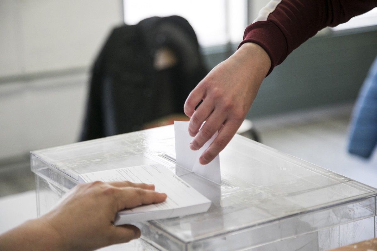 La complexitat de votar des de fora de Catalunya fa que moltes persones hi renunciïn