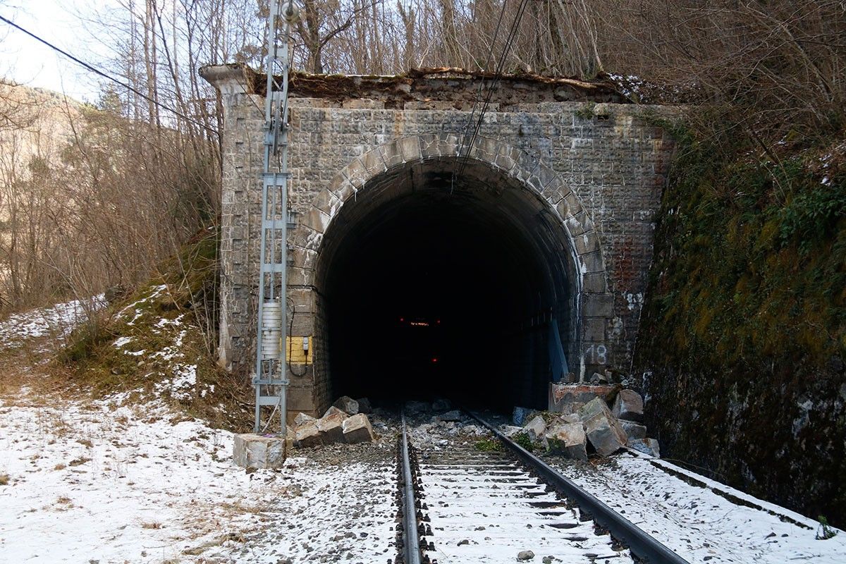 Túnel on hi hagut el sinistre, amb les roques a l'entrada i el tren al fons