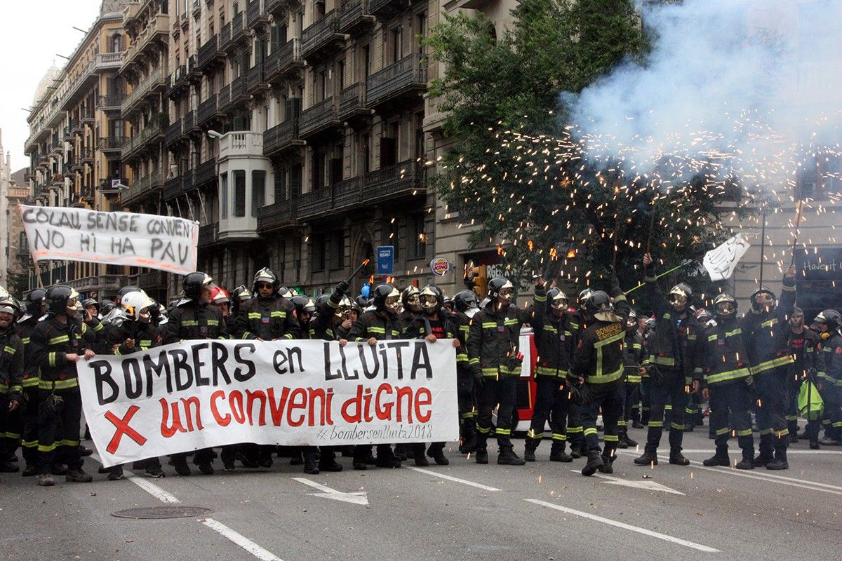 Una manifestació de Bombers de Barcelona reclamant el conveni
