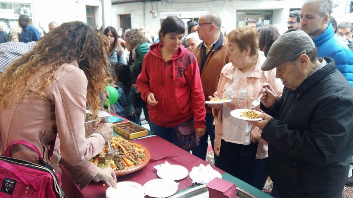 L'Associació FATH, que engloba la comunitat marroquina de Ripoll, ha fet una degustació de productes típics a la plaça de Sant Eudald