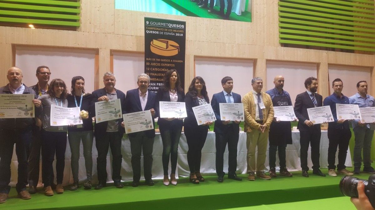 Els integrants de la formatgeria MUUU BEEE, a l'esquerra de tot, van recollir el tercer premi aquest dijous, a Madrid