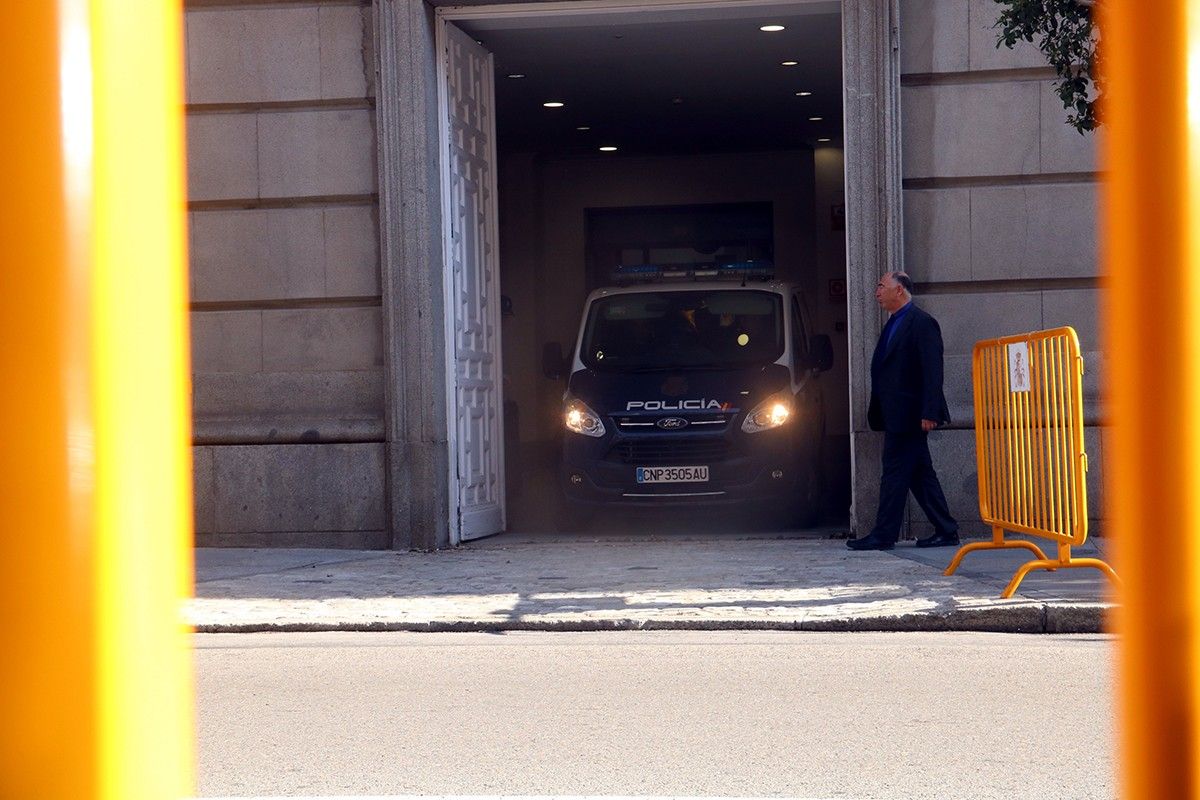 La furgoneta policial que ha traslladat Jordi Turull al Suprem