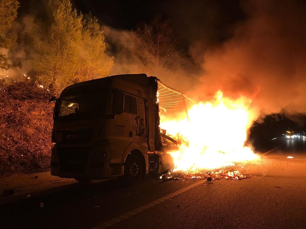 El camió incendiat en l'accident a l'AP-7, a Bàscara