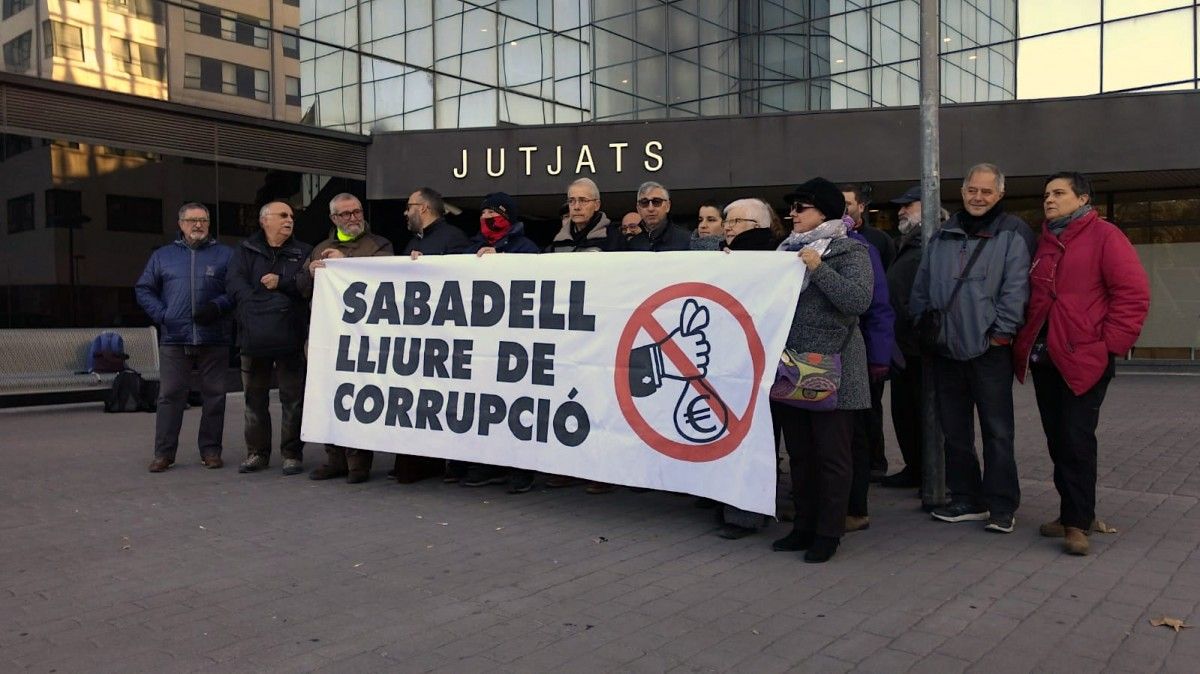 Protesta davant del jutjat de Sabadell