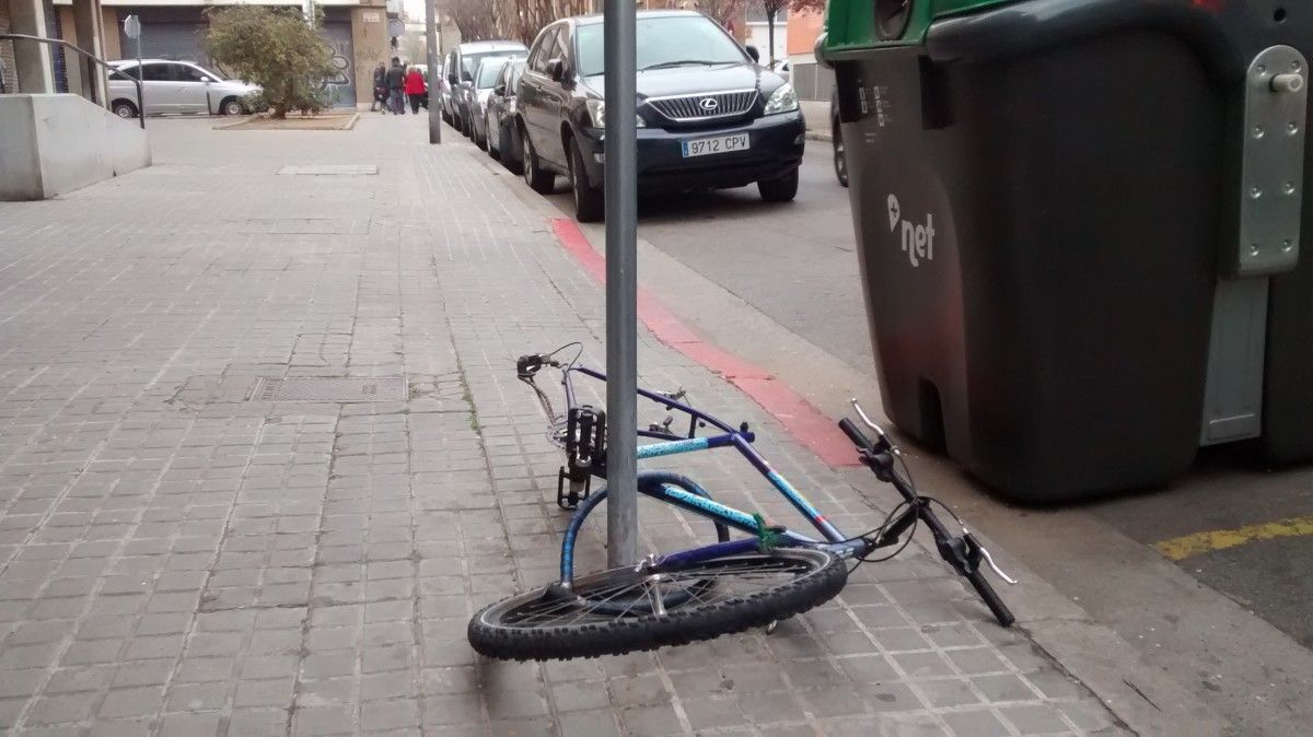 Bicicleta abandonada al carrer Corominas.