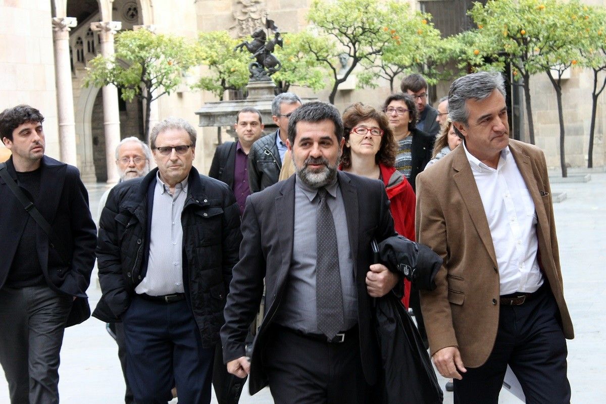 Jordi Sánchez i el comitè permanent de l'ANC creuant el Pati dels Tarongers del Palau de la Generalitat