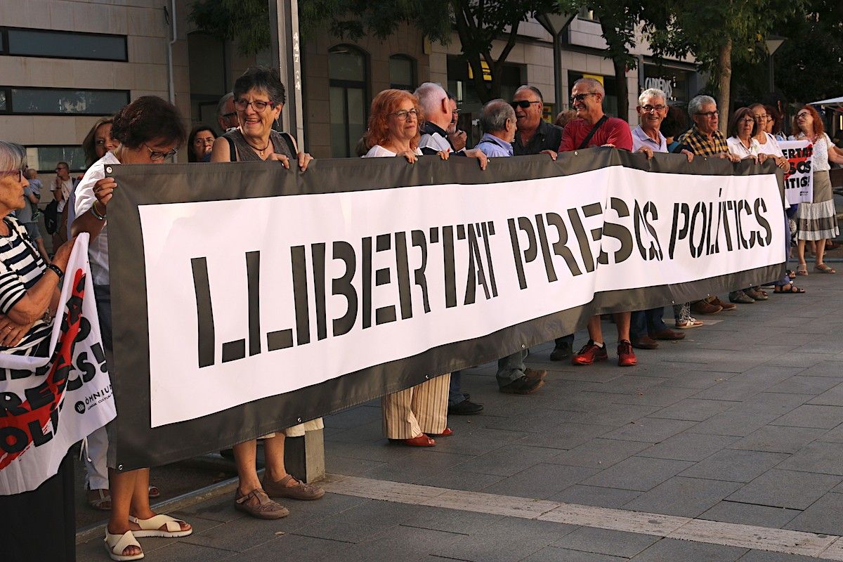 Pancartes en defensa dels presos polítics al ple de setembre a Sabadell