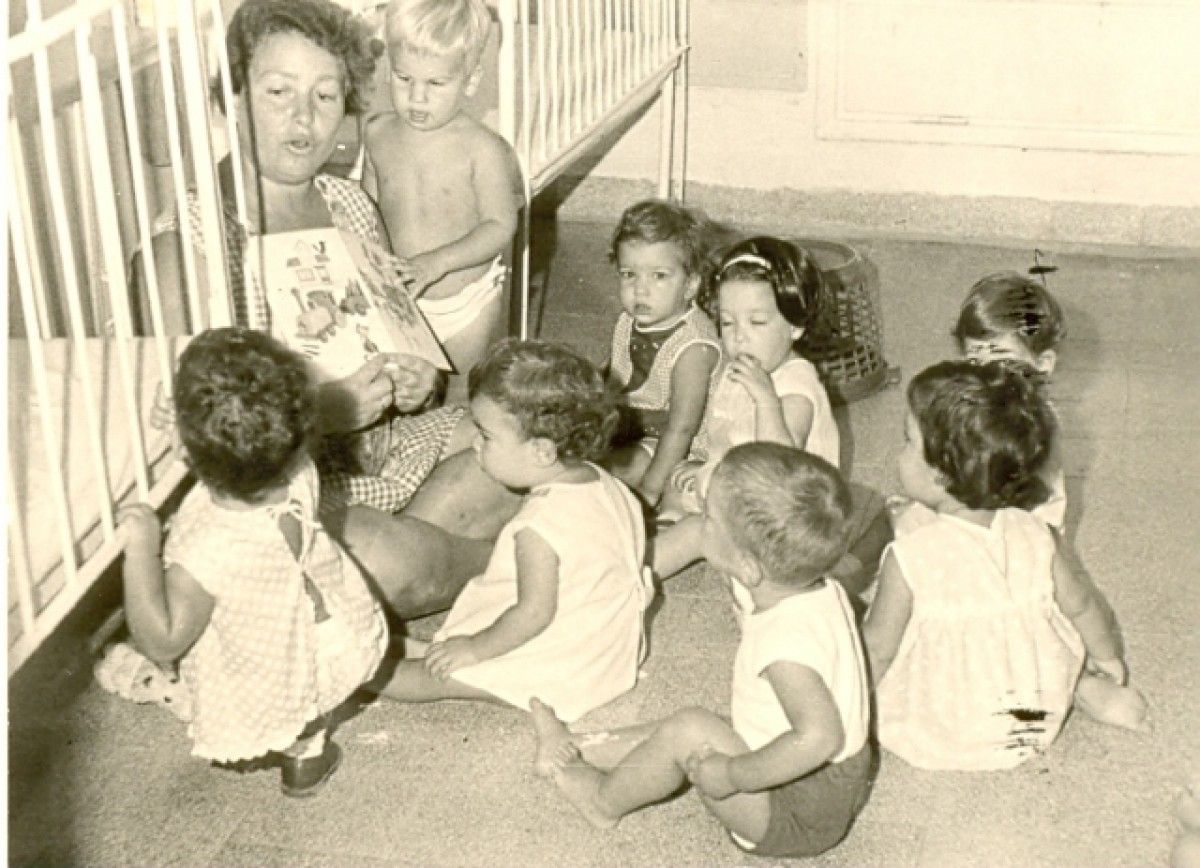 Nens al Quibuts Afikim amb la seva cuidadora, als anys 60