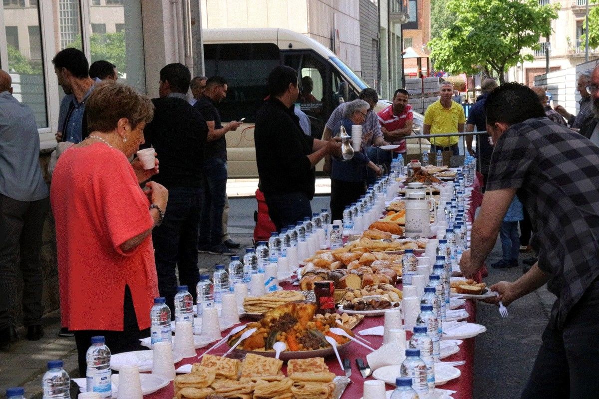 L'esmorzar organitzat per la comunitat musulmana a Ripoll