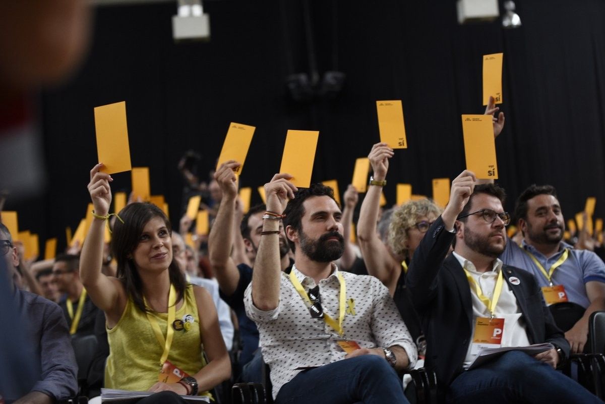 Marta Vilalta, Roger Torrent i Pere Aragonès, votant a favor de la ponència d'ERC.