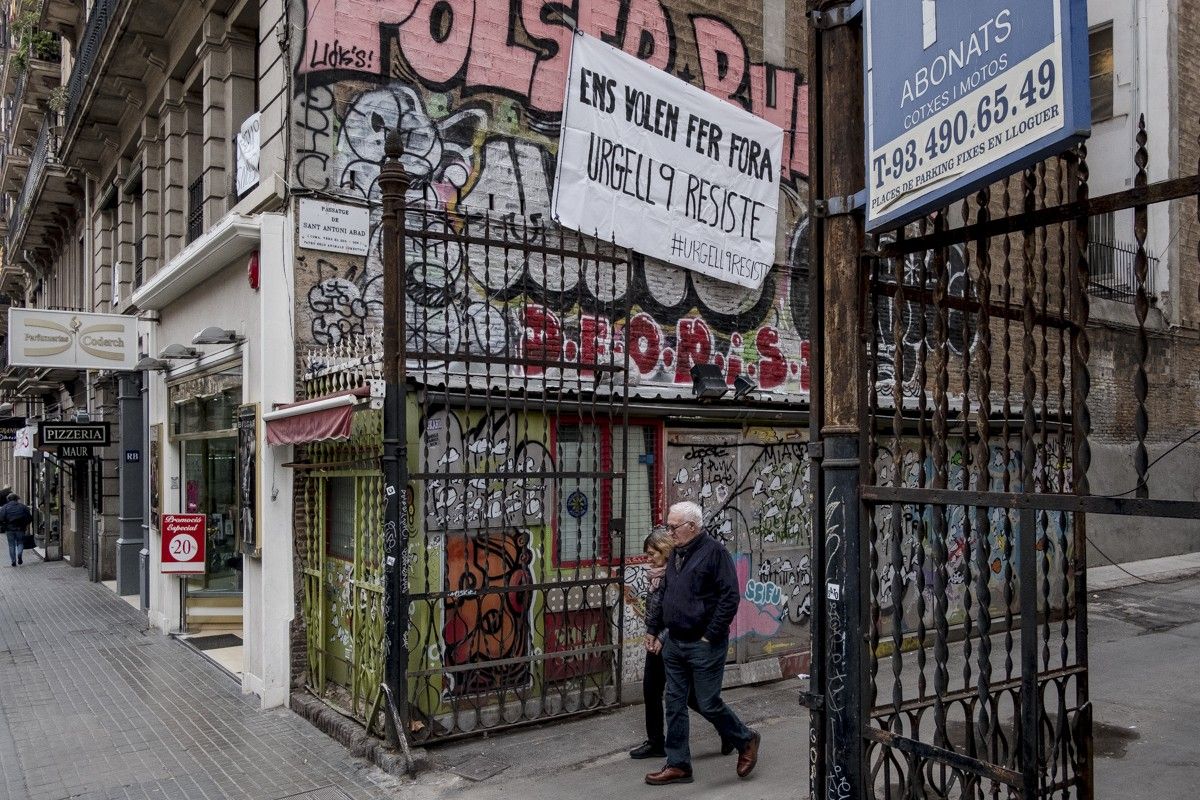 Una pancarta de veïns del carrer Urgell amenaçats d'expulsió