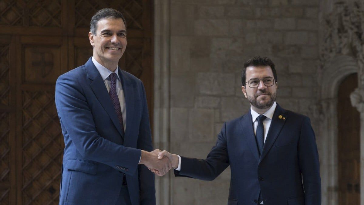 Salutació entre Aragonès i Sánchez abans de la reunió a la Generalitat