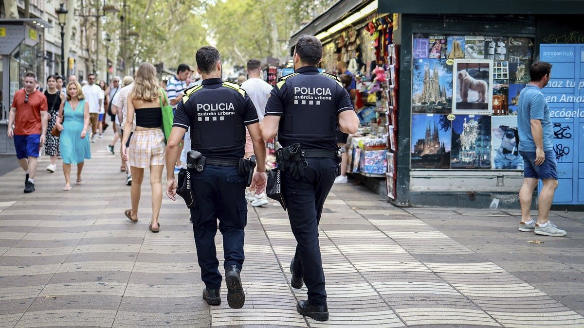 Imatge d'arxiu de policies patrullant a Barcelona