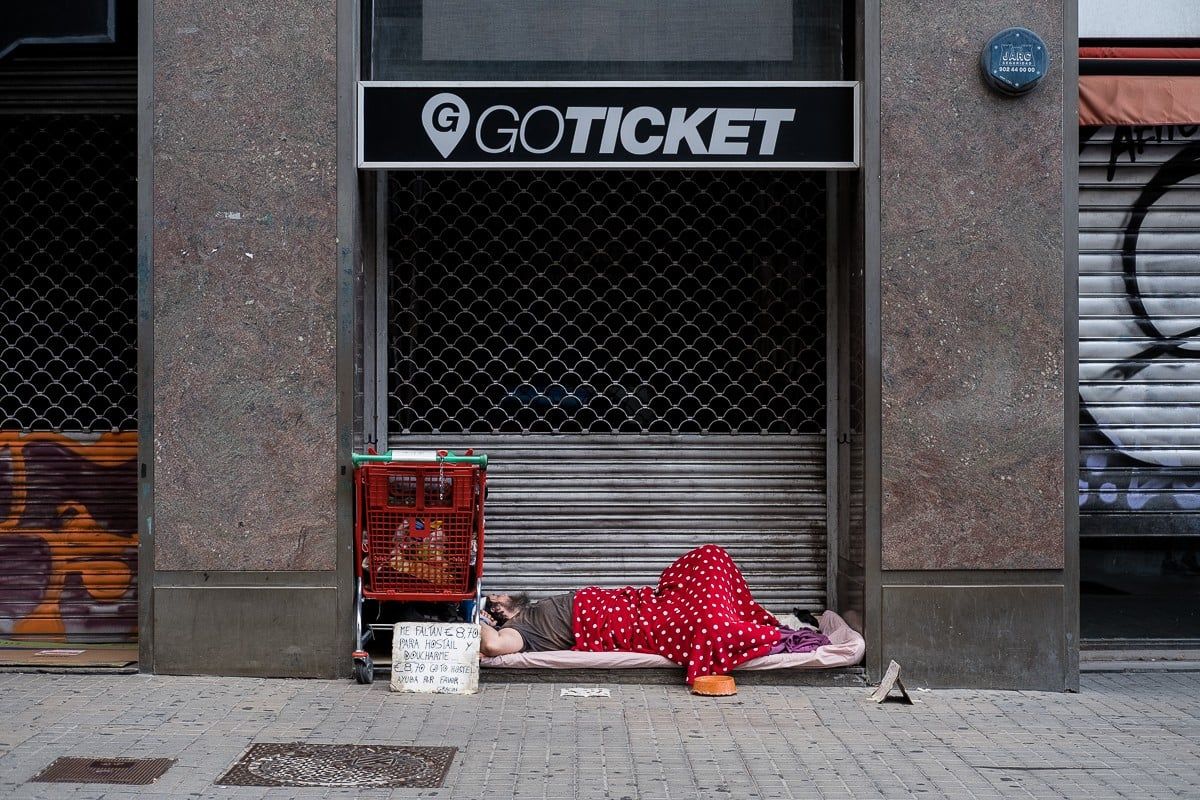 Una persona sense sostre dormint al centre de Barcelona.