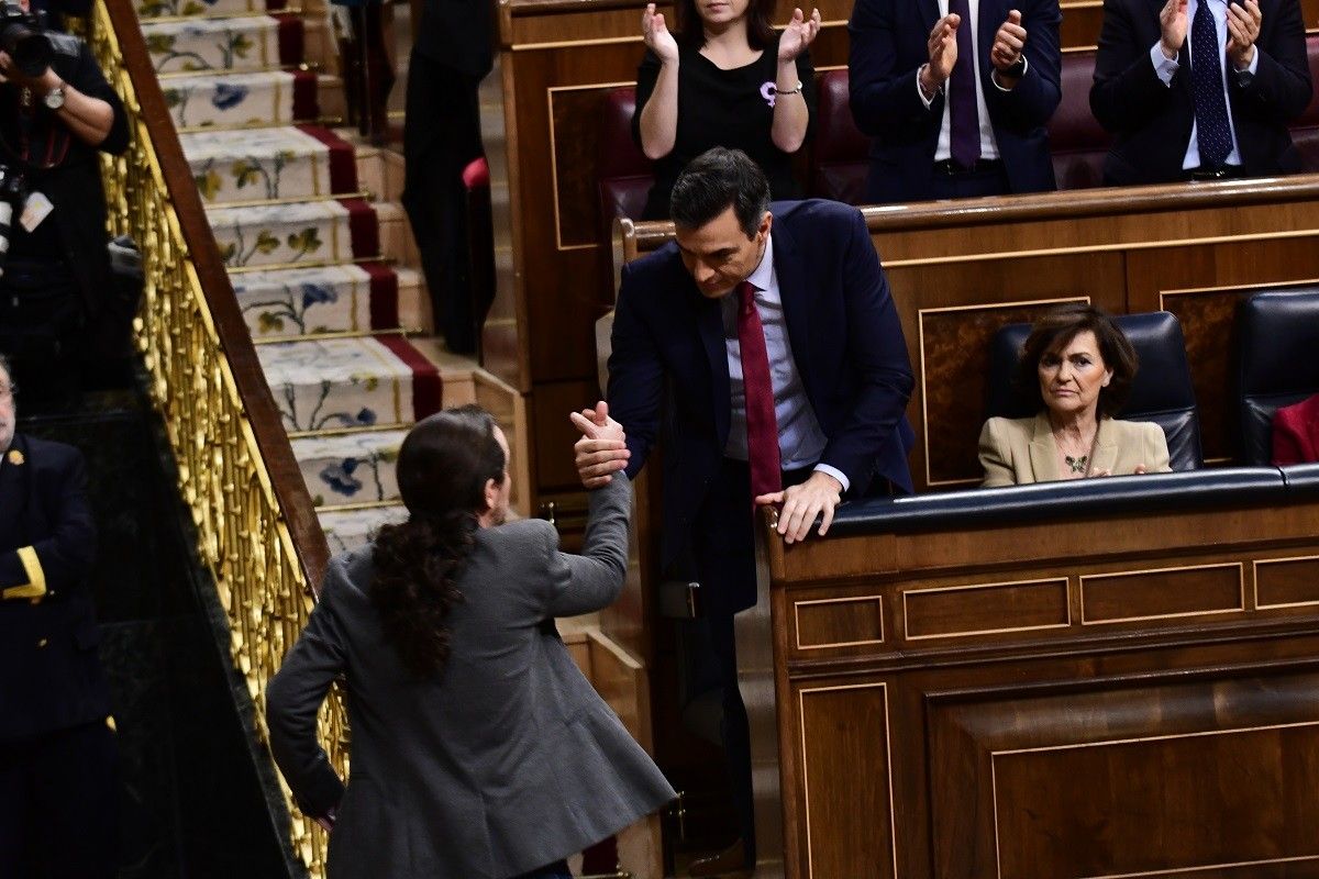 Pablo Iglesias i Pedro Sánchez, després de confirmar el líder socialista com a nou president espanyol