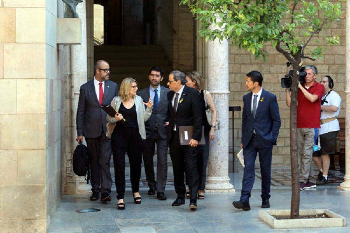El presdient Torra conversa Amb Elsa Artadi, davant altres consellers, abans de la reunió de Govern