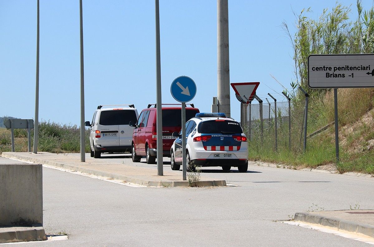 Les furgonetes dels Mossos que transporten els presos polítics a Lledoners