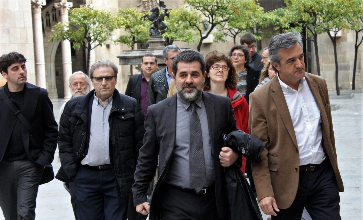 Jordi Sánchez i el comitè permanent de l'ANC creuant el Pati dels Tarongers del Palau de la Generalitat