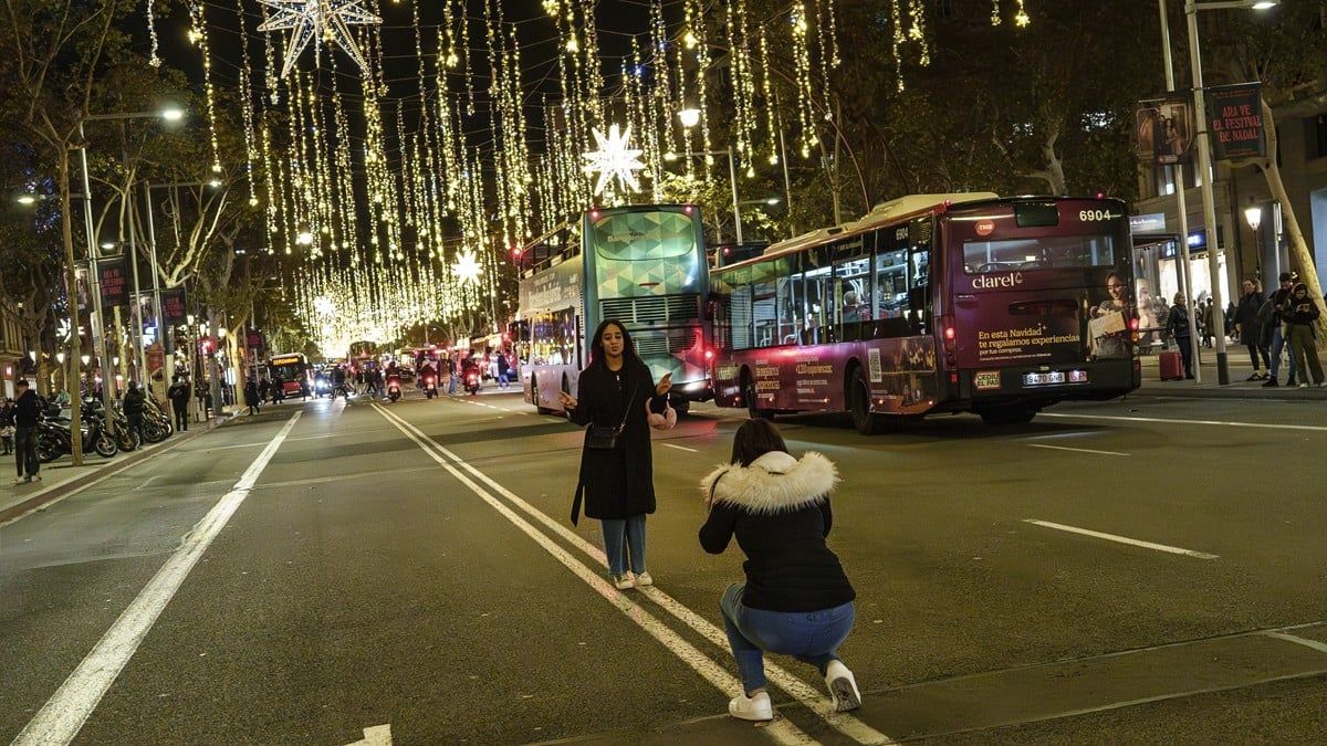 Una noia fent-se una foto divertida amb les llums de Passeig de Gràcia