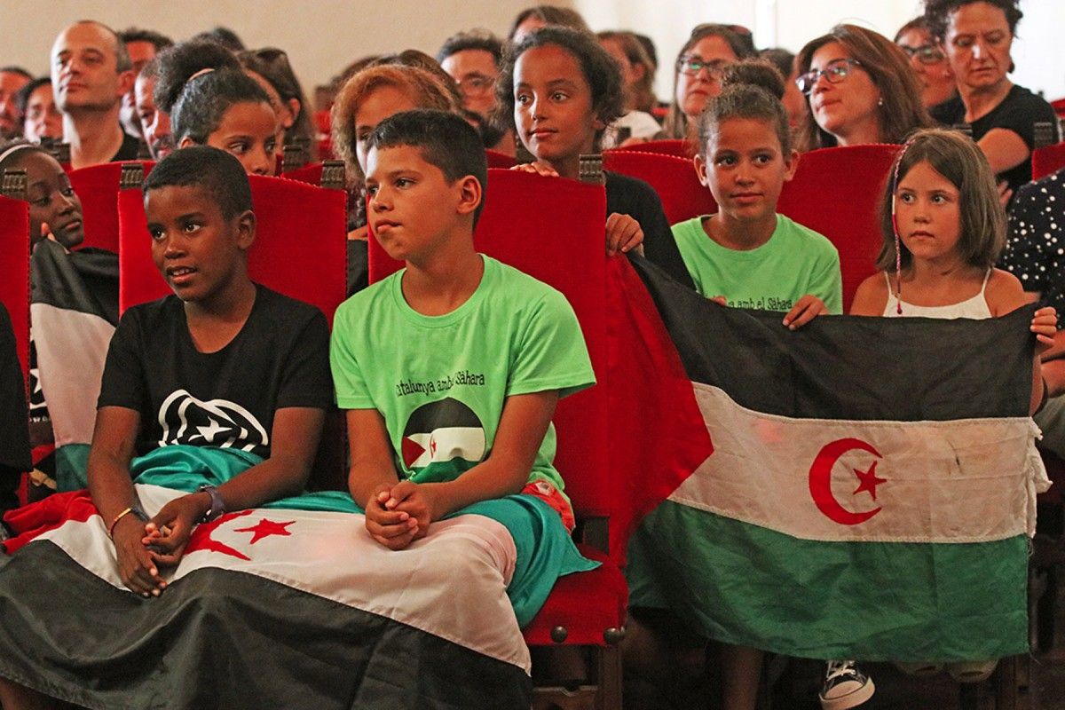 Infants amb la bandera del Sàhara.