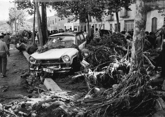 Un cotxe arrossegat durant la riuada de 1962.