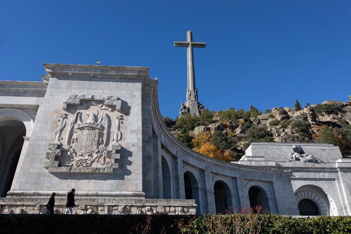 L'escut dels Reis Catòlics esculpit en el complex monumental de Cuelgamuros