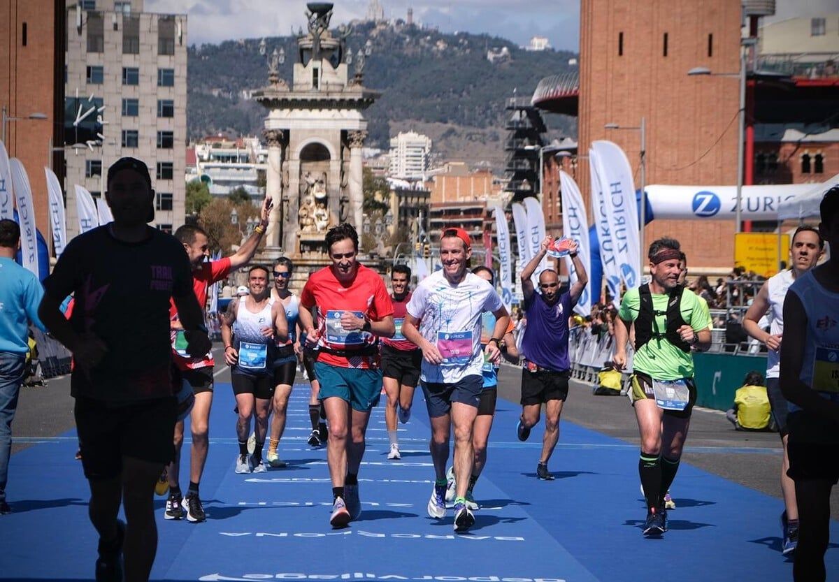 Salvador Illa creuant la línia de meta de la Marató de Barcelona