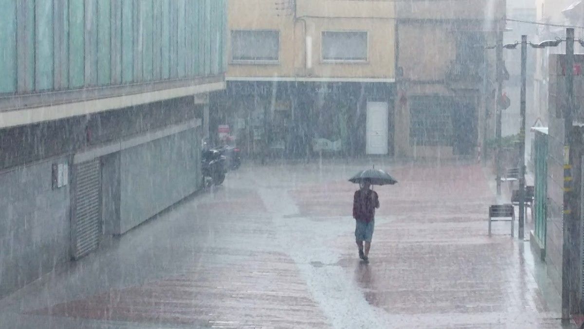 Un noi sota la pluja a Sabadell.