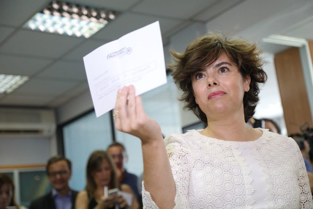 Soraya Sáenz de Santamaría abans de votar a les primàries del PP