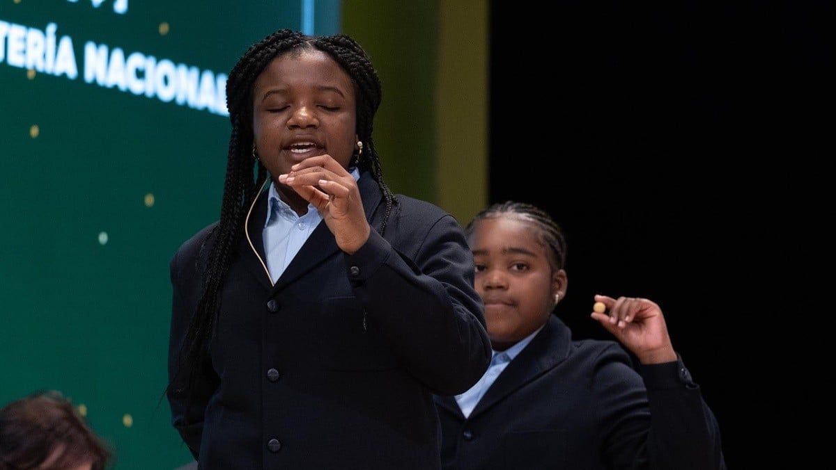 Dues nenes canten un cinquè premi de la Loteria de Nadal