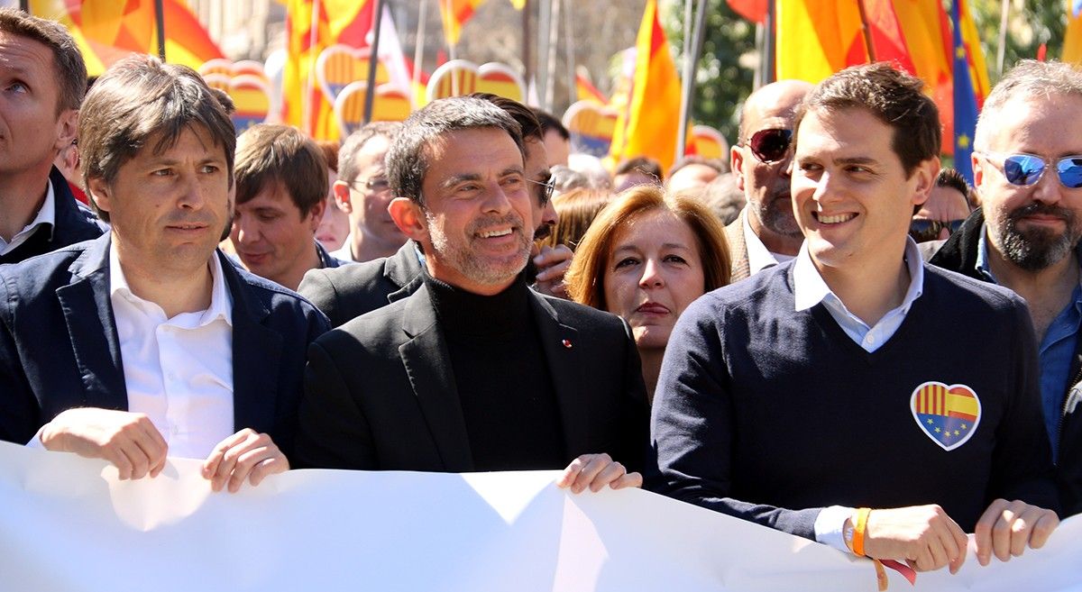L'expresident de SCC José Rusiñol, Manuel Valls,i Albert Rivera en una manifestació unionista.
