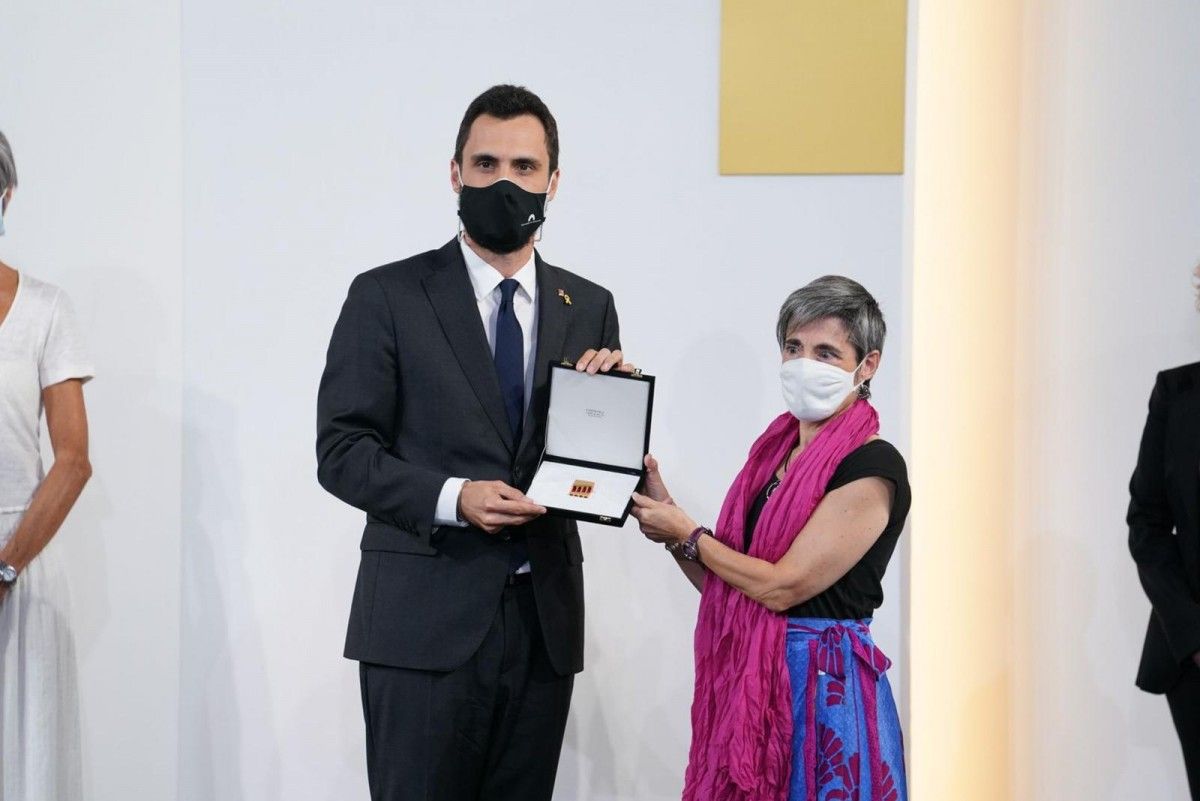 El president del Parlament, Roger Torrent, lliura la Medalla d'Honor a la metgessa internista Dolors Arnau