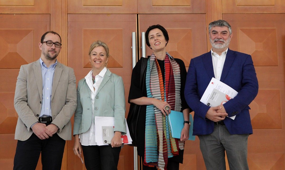 Xavier Albertí, director artístic del TNC, amb Mònica Campos i membres del Departament de Cultura