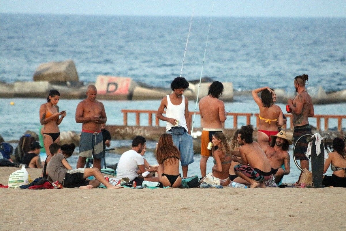 Un grup de joves a la platja de Barcelona aquest estiu