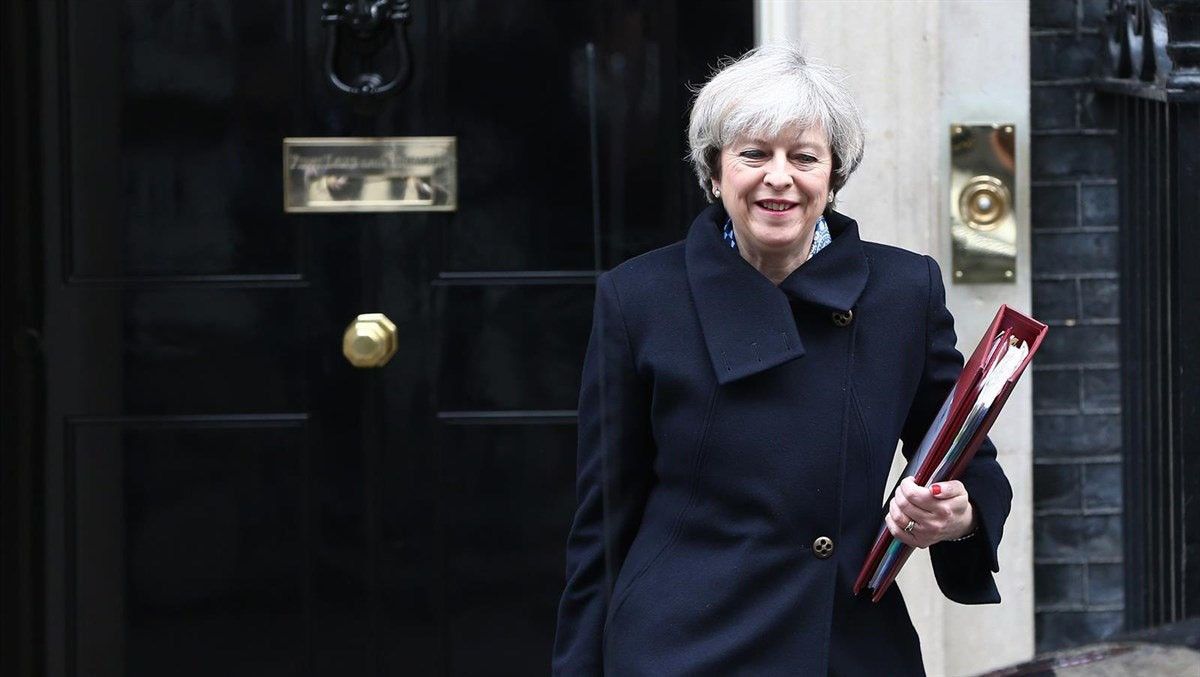 Theresa May, sortint de la seva residència al número 10 de Downing Street