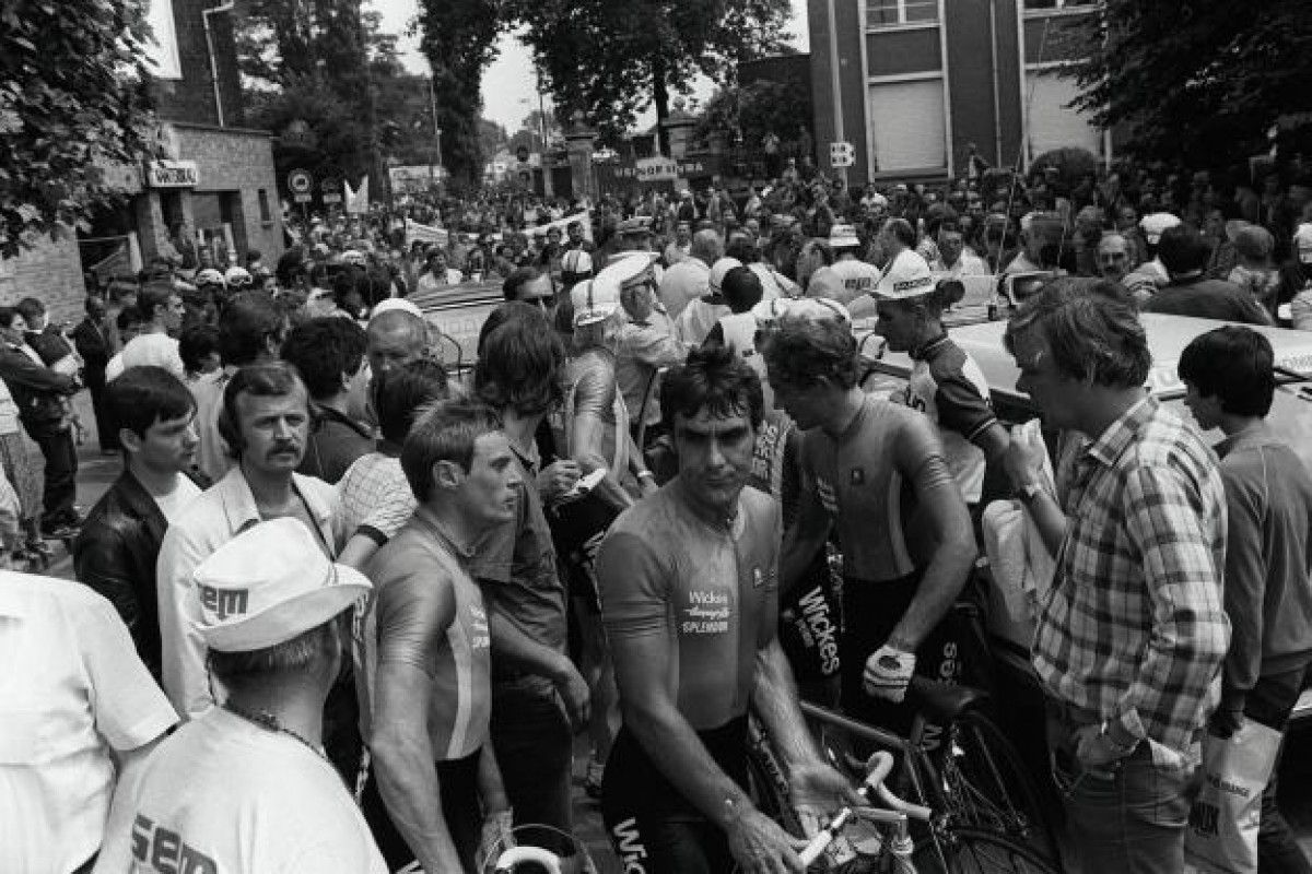 La mobilització d’obrers de l’empresa siderúrgica Usinor atura el pas del del Tour de França de 1982 per la localitat de Denain