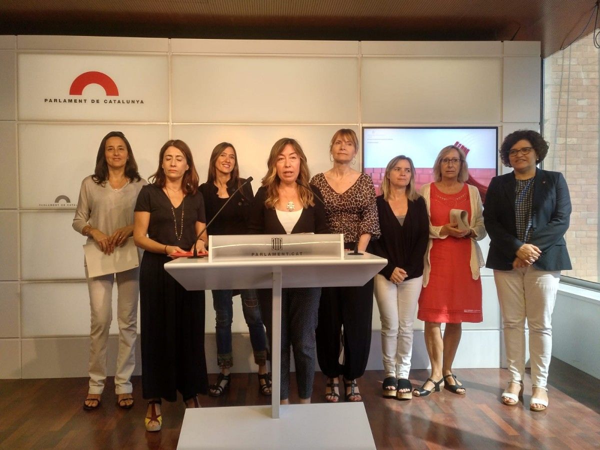 La diputada del PSC Beatriz Silva amb altres diputades i alcaldesses del PSC