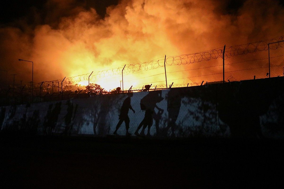 El camp de refugiats de Moria, en flames