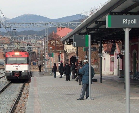 Un tren entra aquest dimecres a l'estació de Ripoll procedent de la Tour de Querol.