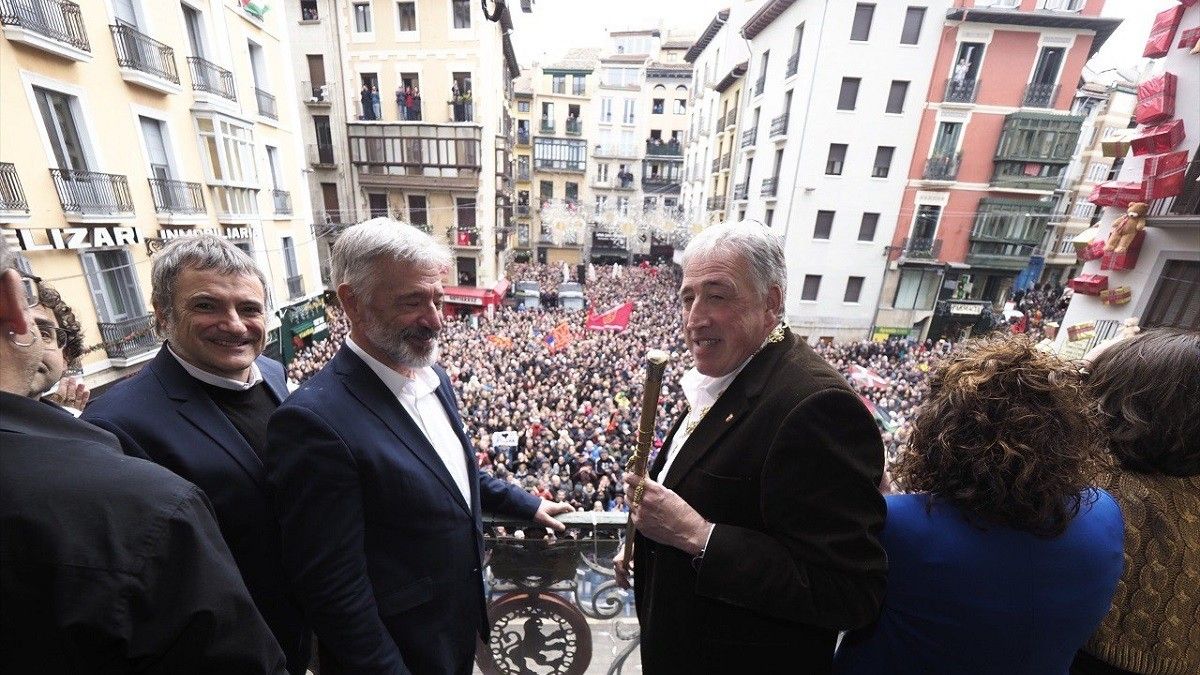 Joseba Asiron, amb la vara d'alcalde al balcó de l'Ajuntament de Pamplona
