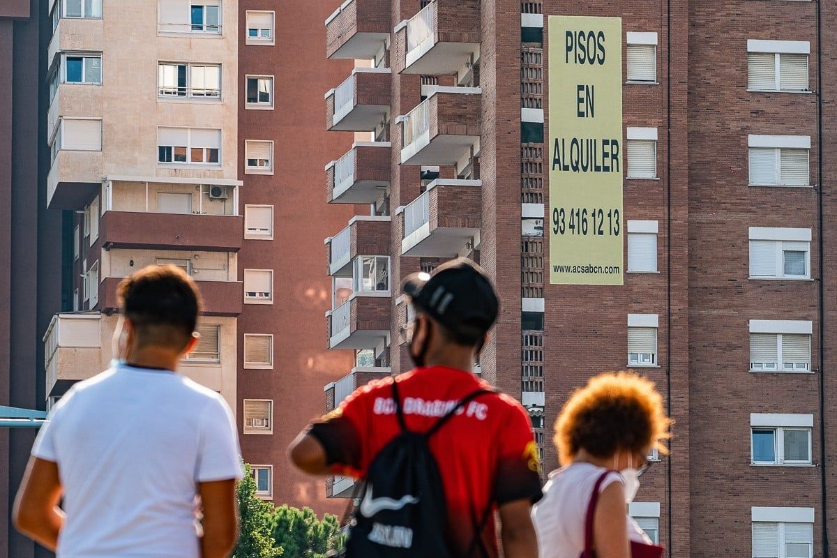 Una pancarta anuncia pisos de lloguer, a Barcelona, en imatge d'arxiu