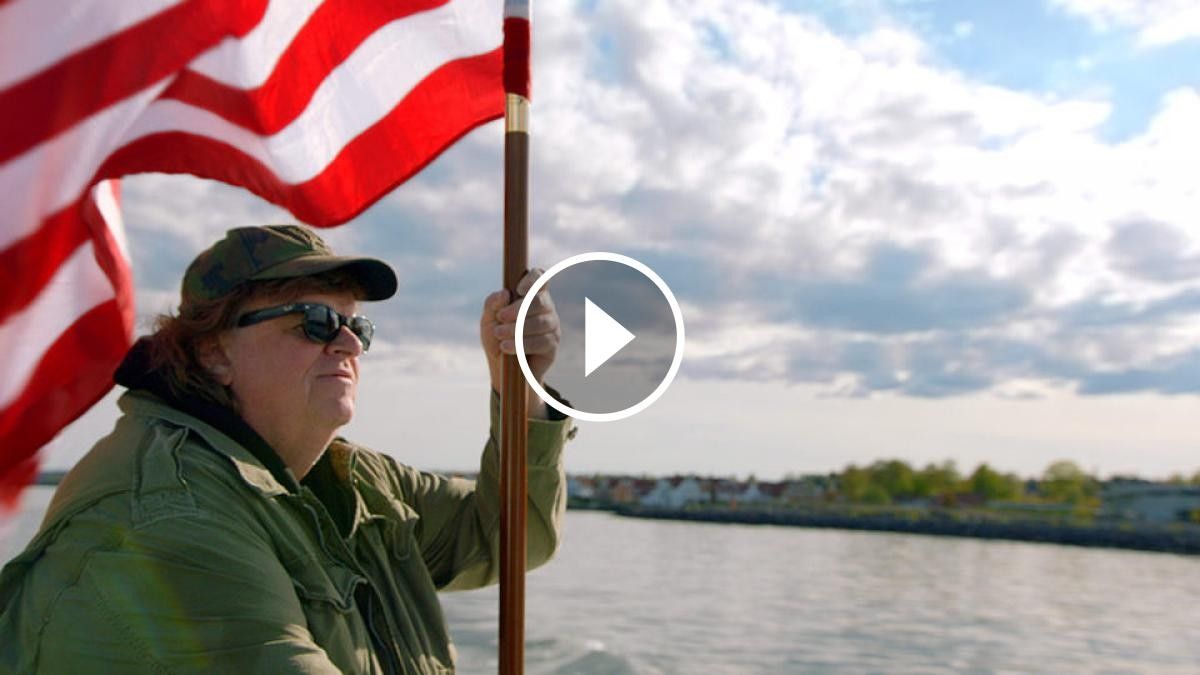 Michael Moore, amb la bandera americana en un fotograma de «¿Qué invadimos ahora?»