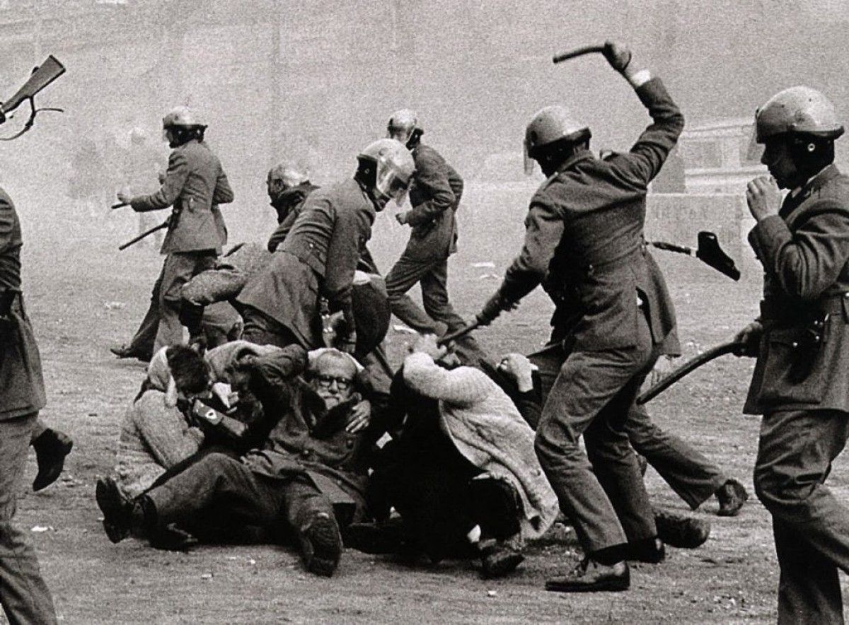La policia actuant contra una manifestació per l'amnistia a Barcelona, l'1 de febrer del 1976.