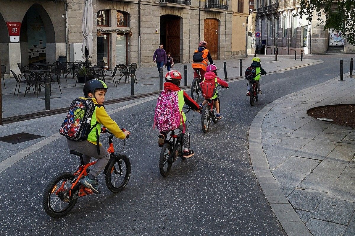 Una quarantena d'infants participen al bicibús de l'Escola Joan Maragall de Ripoll