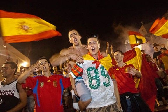 Un centenar d'aficionats s'ha concentrat a la plaça Fra Bernadí per celebrar la victòria de la «La Roja».