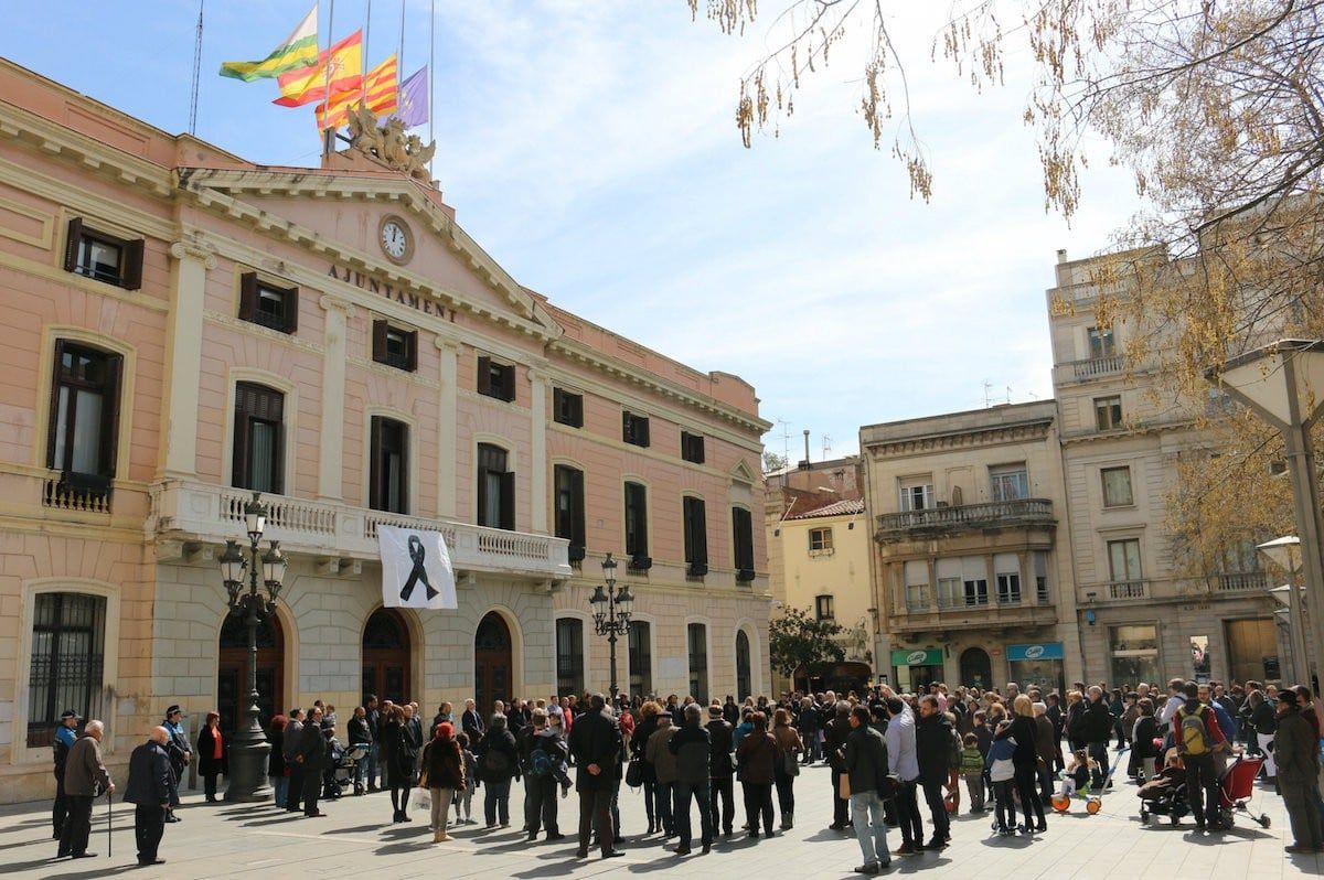 La plaça Sant Roc amb les banderes a mig pal, en una condemna anterior