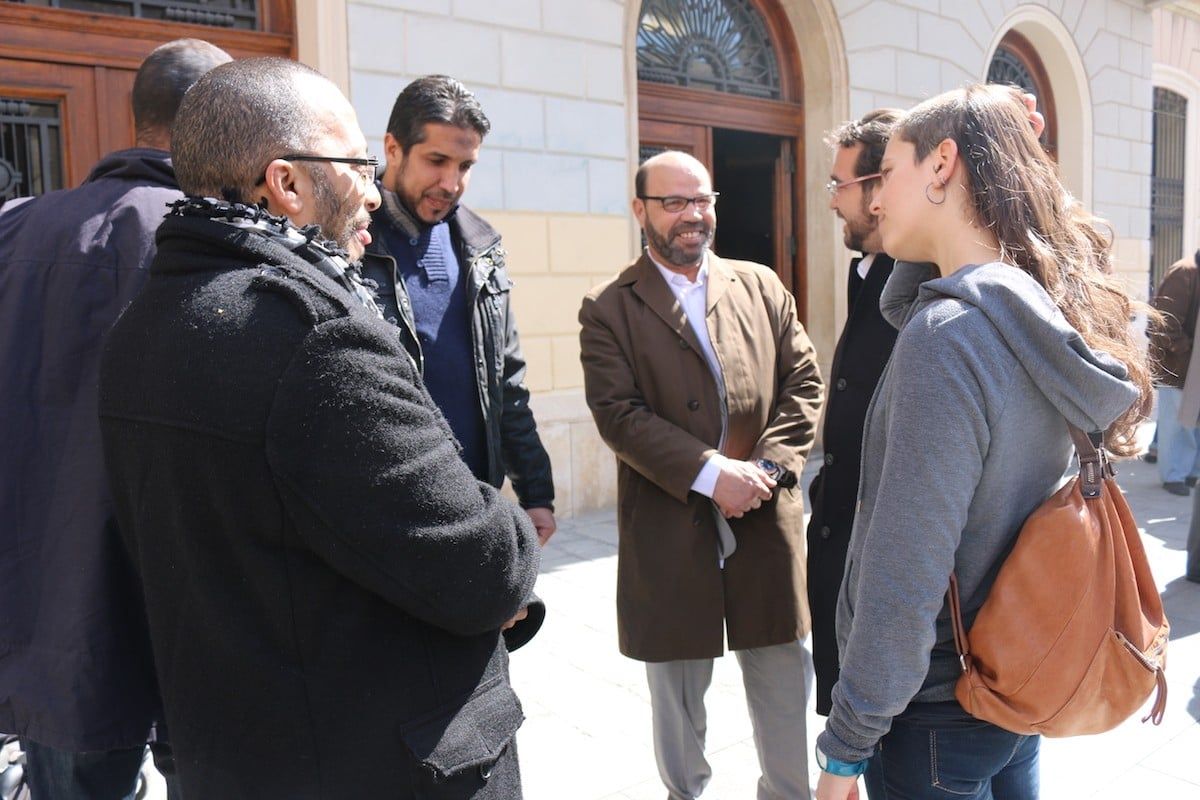 Najib Elbahiri, al centre, i altres membres de la comunitat musulmana de Sabadell, amb l'alcalde Juli Fernàndez